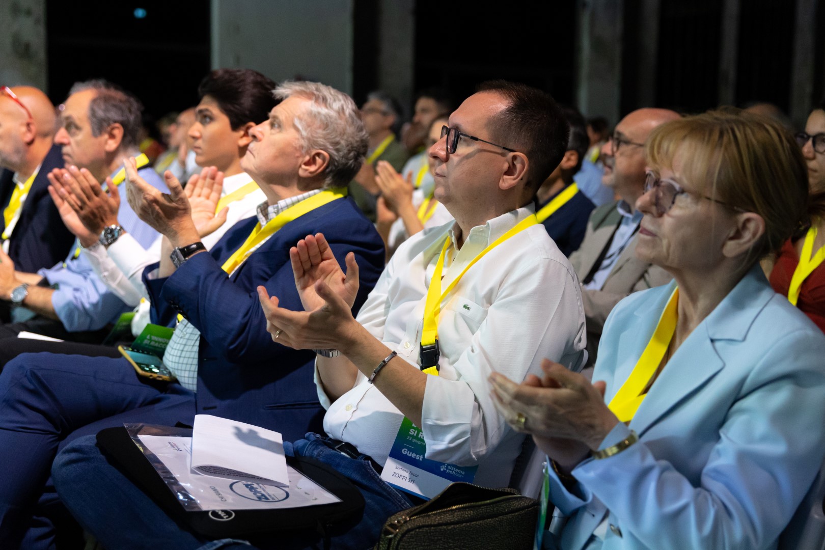 Il pubblico ascolta le testimonianze delle imprese